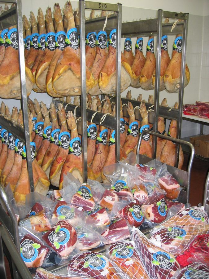 Il Camarin whole and vacuum-packed hams
